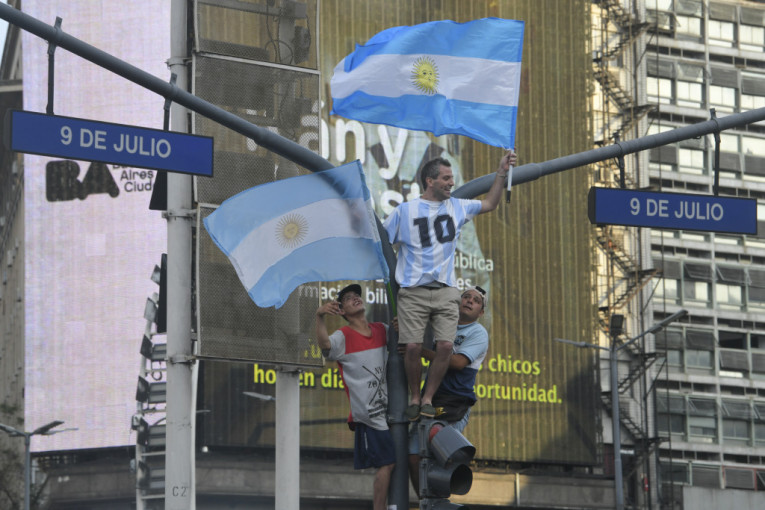 Argentinci zarazili planetu pevajući u transu "Muchachos..."! Spominju Lea, Dijega i ratnike iz sukoba sa Englezima (VIDEO)