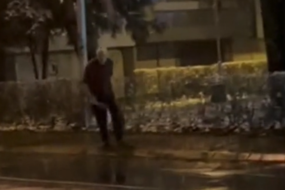 Scena kao iz horor filma: Starac mačetom napada prolaznike na ulici, prestravljen narod beži od njega (VIDEO)
