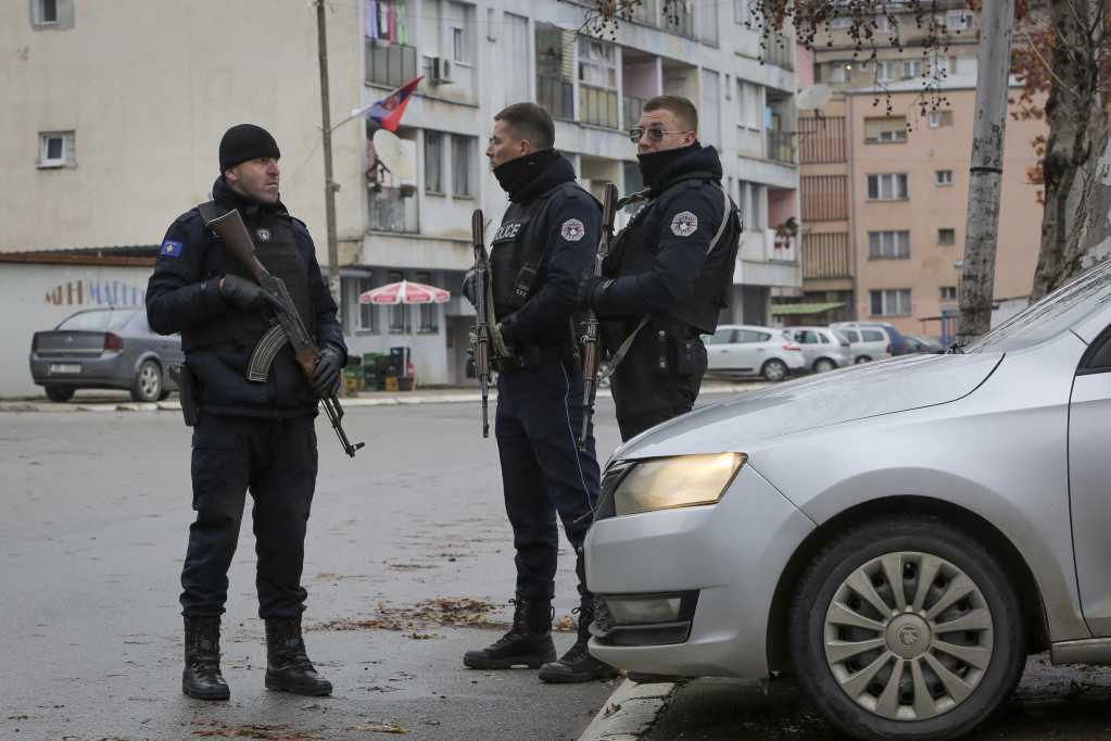 Kosovska policija opkolila zgradu opštine u Kosovskoj Mitrovici - albanski odbornici položili zakletvu