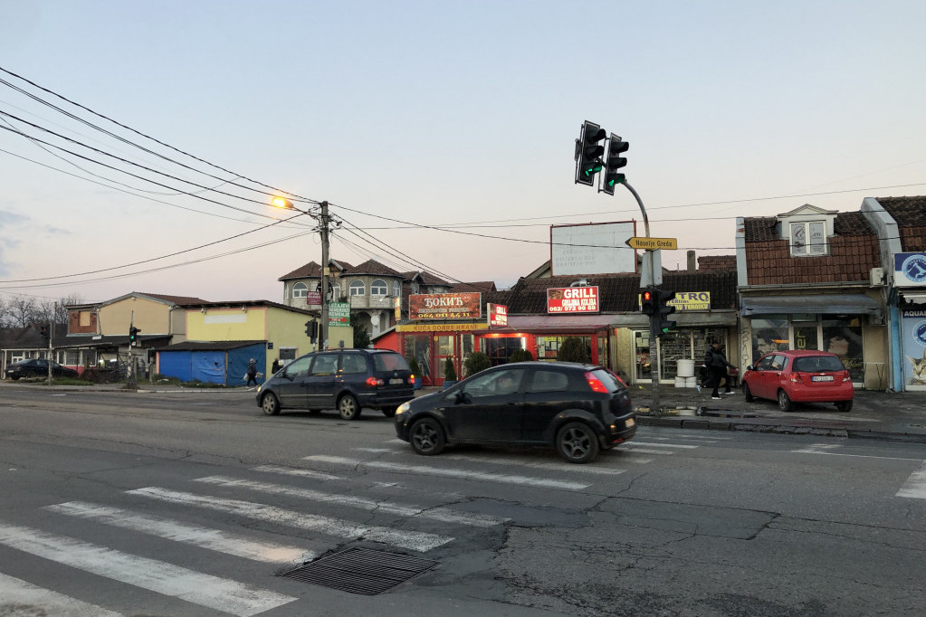 "Zarobljeni" Borčani nasred raskrsnice: Kako preći ulicu kada zeleno svetlo traje samo sedam sekundi? (FOTO/VIDEO)