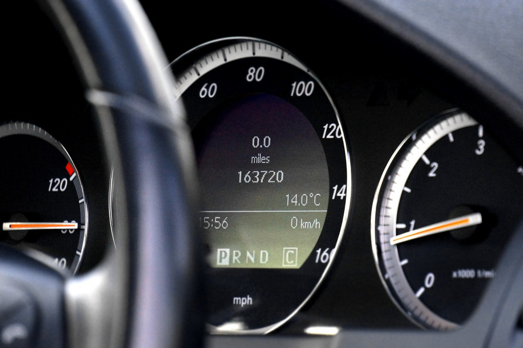 Znate li da brzinomeri u svim automobilima pokazuju netačnu brzinu? Razlog je vrlo jednostavan i za vaše je dobro