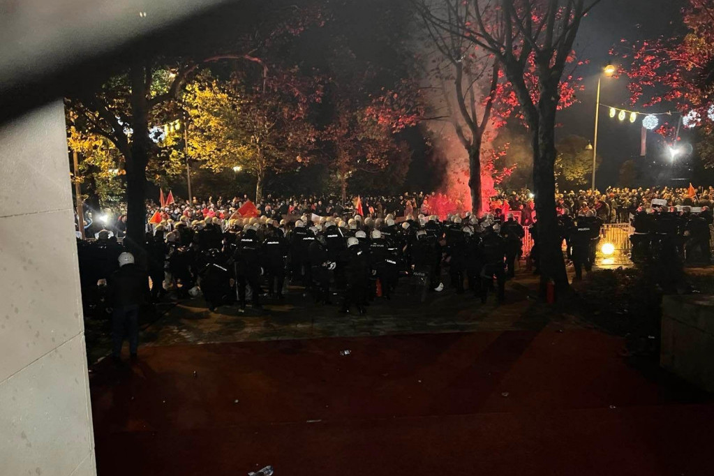 Haos u Podgorici! Milove komite napale policiju nakon usvajanja Zakona o predsedniku, pojavili se mladići sa fantomkama (VIDEO)