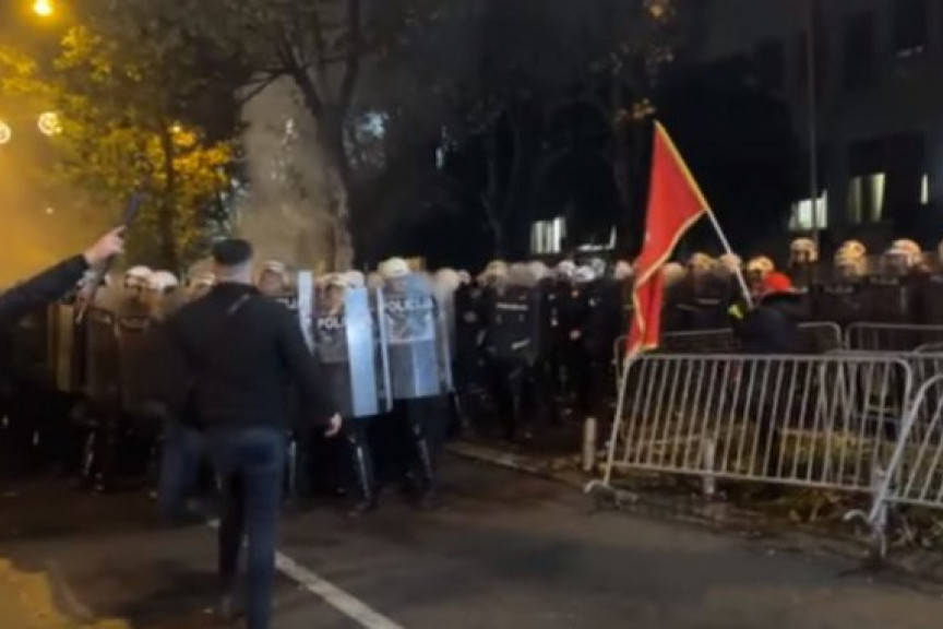 Burna noć u Podgorici! Razišli se građani koji su protestovali ispred Skupštine Crne Gore (VIDEO)