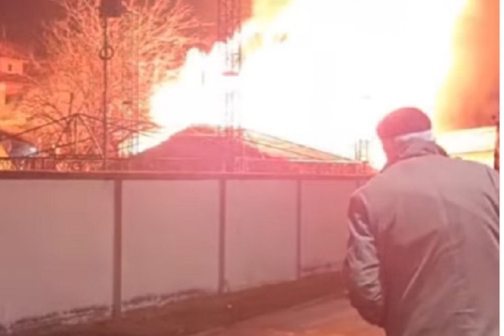 Dramatični snimci iz Temerina: Vatra u magacinu, eksplozije odjekuju ulicom! Meštani beže (VIDEO)