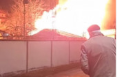 Dramatični snimci iz Temerina: Vatra u magacinu, eksplozije odjekuju ulicom! Meštani beže (VIDEO)