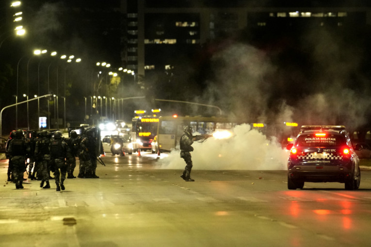 Haos u Brazilu: Pristalice Bolsonara pokušale upad u policijske prostorije, bukte vozila na sve strane (VIDEO/FOTO)