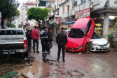 Potop u Antaliji: Bujica nosila automobile, srušen i most, oštećeni putevi (VIDEO)