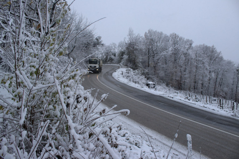 Deset centimetara snega na Goliji i Javoru: Putari na ovoj deonici dežuraju 24 sata