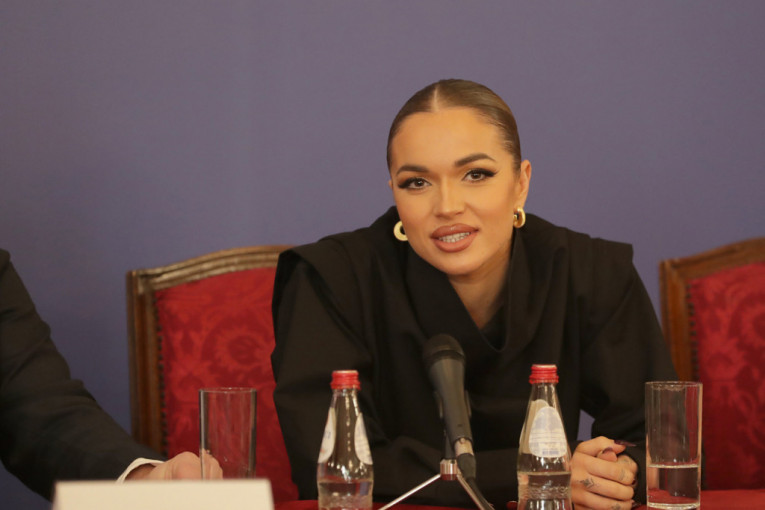 Teodora Džehverović se brecnula na pitanje o stajlingu, a onda pomenula Nina: Najbolje za mene i njega bi bilo da me zaprosi na bini (VIDEO)