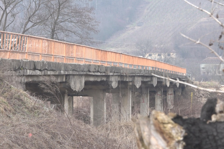 Na ulasku u Lučane postavljene barikade: Zabranjen prolaz za kamione zbog mostova koji su u lošem stanju (FOTO)