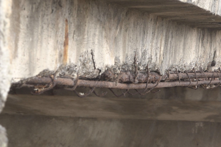 Na ulasku u Lučane postavljene barikade: Zabranjen prolaz za kamione zbog mostova koji su u lošem stanju (FOTO)