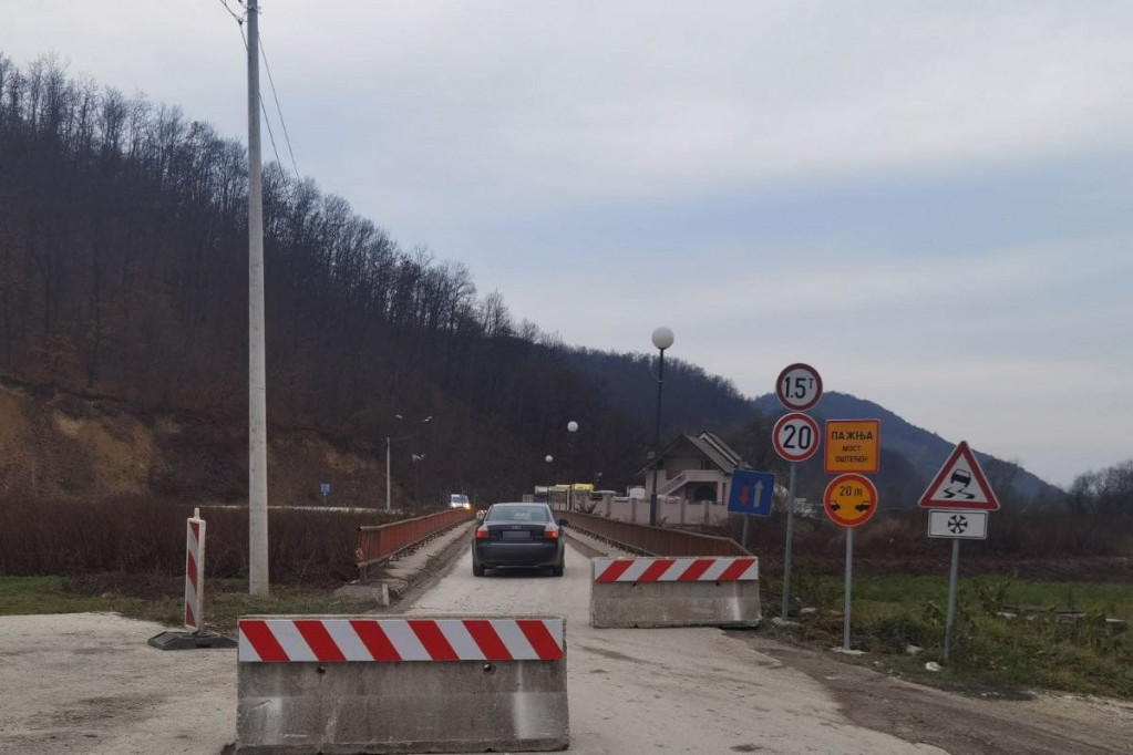 Na ulasku u Lučane postavljene barikade: Zabranjen prolaz za kamione zbog mostova koji su u lošem stanju (FOTO)