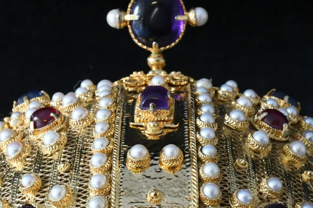 Kruna kralja Milutina ponovo napravljena: Rađena u 13 tehnika, ima 24 rubina i 18 safira (FOTO)