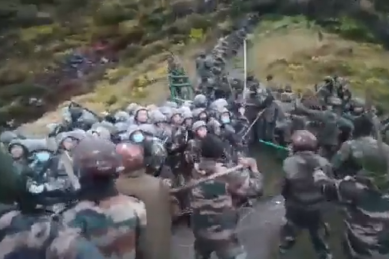 Sevali štapovi, leteli cigle i kamenje: Osvanuli snimci sukoba kineskih i indijskih vojnika na spornoj granici (VIDEO)