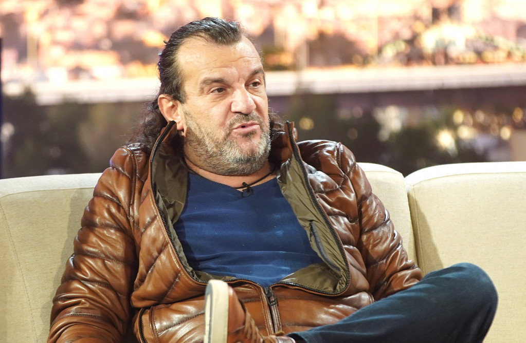 "Kako si me napravio kad imaš dečka?" Lukas nastavlja s raskrinkavanjem - na listi i gej pevači koji imaju decu!