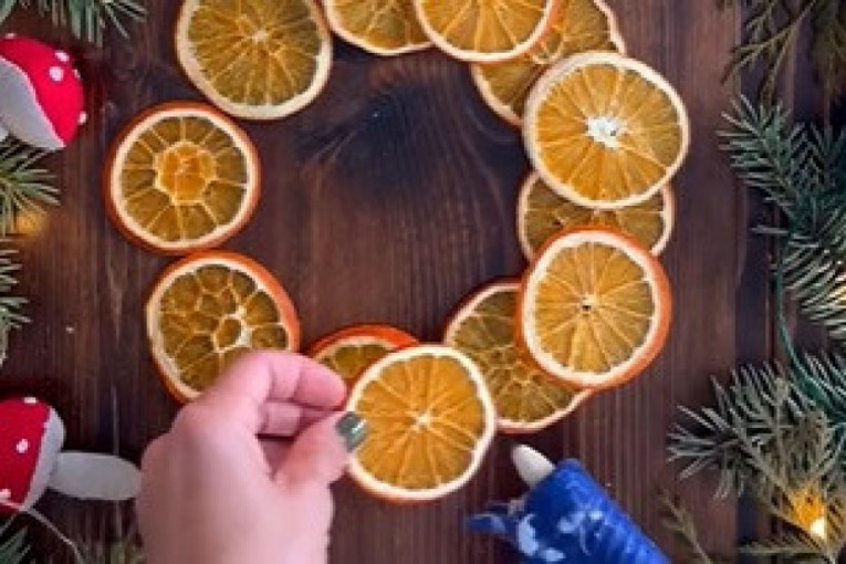 Napravite eko-venac od pomorandže za vrata i pustite 2023. kroz njega u kuću - biće vajde i za vas i za planetu (VIDEO)