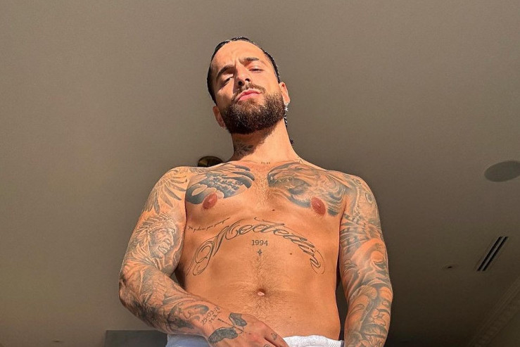 Žene širom sveta teško dišu: Latino zavodnik pozirao samo u peškiru, pokazao izvajano telo i tetovaže (FOTO)