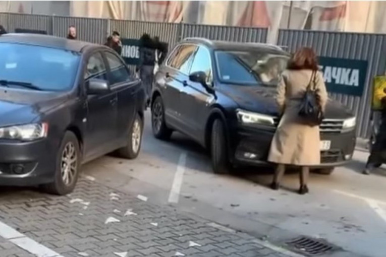 Napravila kolaps zbog parking-mesta: Žena se gotovo bacila na automobil da sačuva slobodno mesto! (VIDEO)
