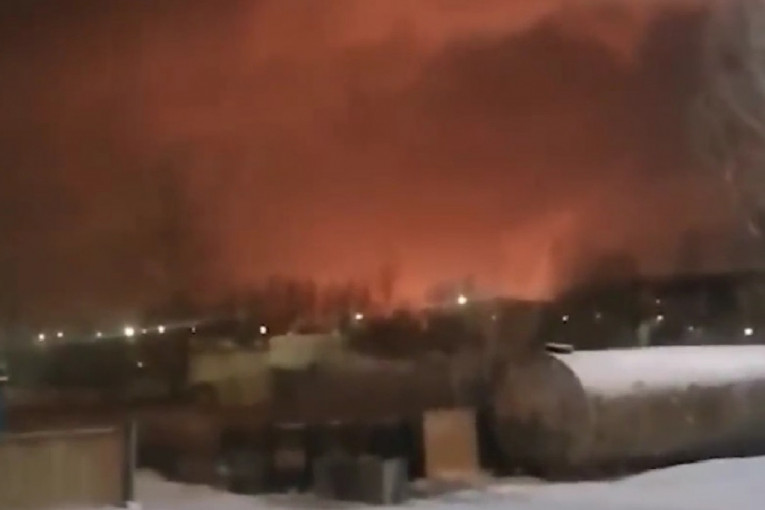 Stravičan požar u rafineriji nafte u Rusiji, dvoje mrtvih! Gorelo 2.500 kvadrata, objavljeni snimci - nebo postalo narandžasto (VIDEO)