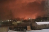 Stravičan požar u rafineriji nafte u Rusiji, dvoje mrtvih! Gorelo 2.500 kvadrata, objavljeni snimci - nebo postalo narandžasto (VIDEO)