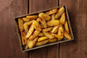 Engleski šefovi imaju caku za hrskavi krompir ko iz restorana: Pre pečenja treba da mu dodate tajni sastojak
