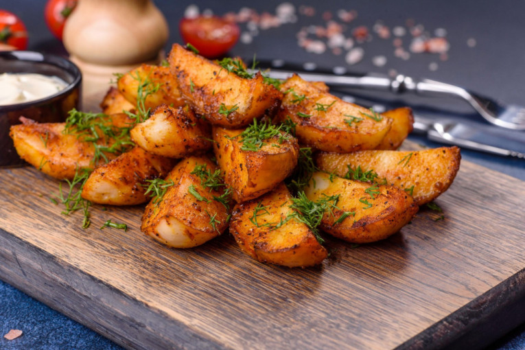 Super hrskavi pečeni krompirići: Morate da isprobate trik s kuhinjskom krpom