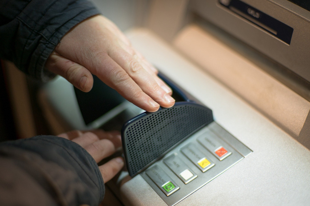 Da li je bezbedno da dižete novac sa bankomata u inostranstvu? Pravila i smernice NBS o proviziji, konverziji i plaćanju karticom