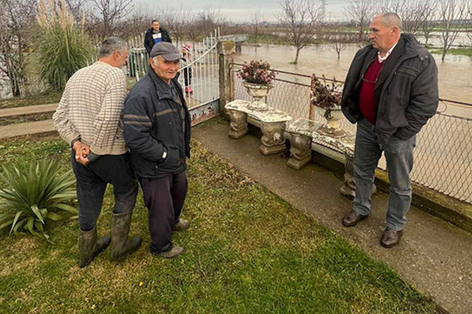Izlila se reka Kuzmin: Predstavnici Kancelarije za KiM obišli poplavljeno područje u Kosovu Polju