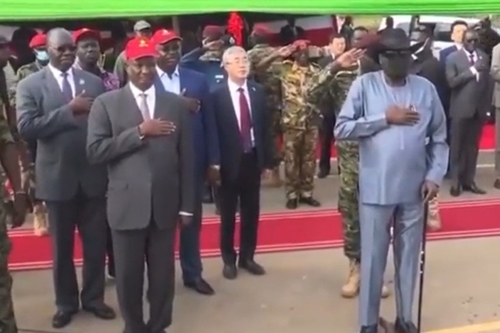 Predsednik Južnog Sudana pred kamerama doživeo veliku nezgodu: Odjednom su mu pantalone bile mokre i stvorila se barica (VIDEO)