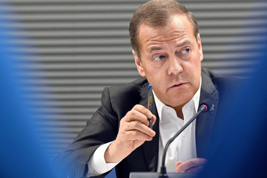 Medvedev bez dlake na jeziku: Fon der Lajen je "politička baba slična bubašvabi", a nećemo nagađati koje supstance su uticale na Rutea