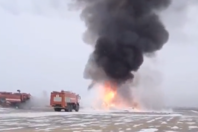 Srušio se ruski helikopter: U padu Mi-8 na aerodromu Bajkal poginule tri osobe, vatra i dalje kulja (VIDEO)