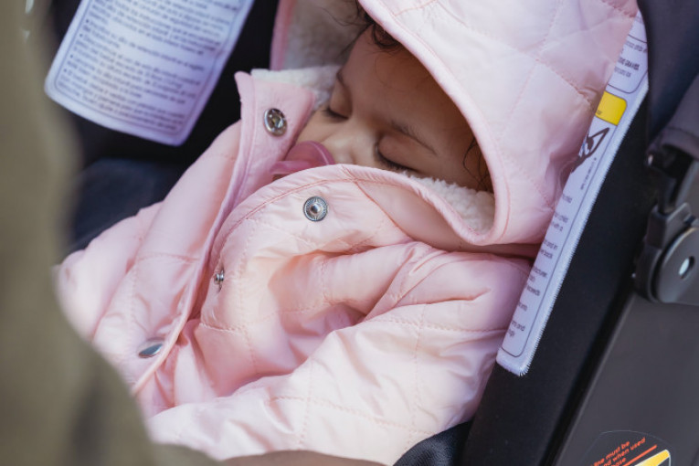 Zašto roditelji u skandinavskim zemljama ostavljaju decu da spavaju na hladnoći? Imaju četiri razloga - da li biste ih poslušali? (ANKETA)