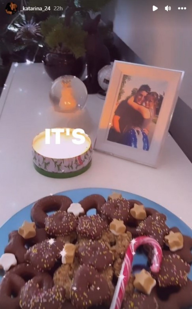 Devojka Darka Lazića još čuva fotografije iz prošle veze s pevačem? Praznična dekoracija o kojoj se priča! (FOTO)