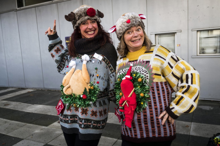 Groznica ružnih božićnih džempera danas se širi svetom