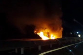 Užas na auto-putu kod Aleksinca: Automobil probio ogradu, prevrnuo se i zapalio! Vozač na reanimaciji (FOTO/VIDEO)