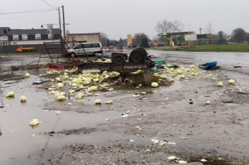 Mladić (24) ostao mrtav na licu mesta: Izgubio kontrolu nad vozilom, pa udario u traktorsku prikolicu (VIDEO)