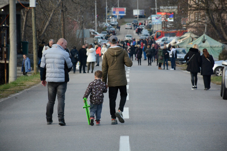 Deset dana barikada na severu Kosova i Metohije: Mirna noć, osnovci se vraćaju u školske klupe