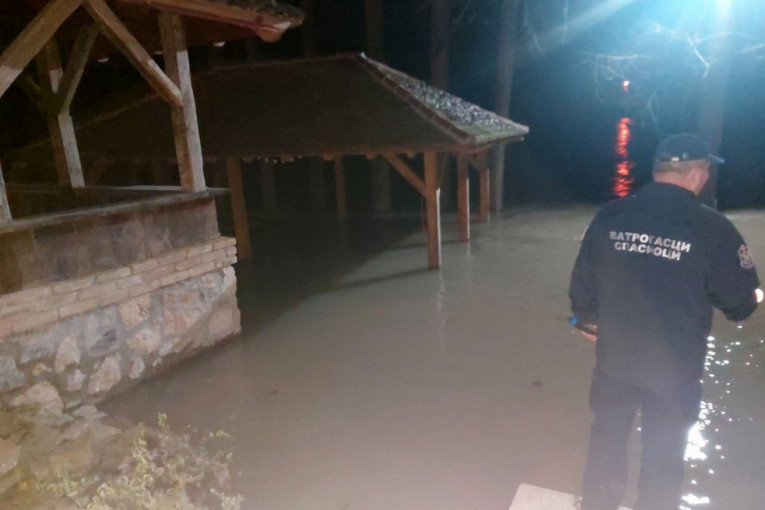 Vikend-naselja kod Loznice i Ljubovije pod vodom, raste vodostaj Drine: Pripadnici MUP-a tokom noći crpeli vodu (FOTO)