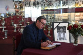 Bio je jedan od najboljih svih vremena: Vučić se upisao u Knjigu žalosti povodom smrti Siniše Mihajlovića (FOTO)