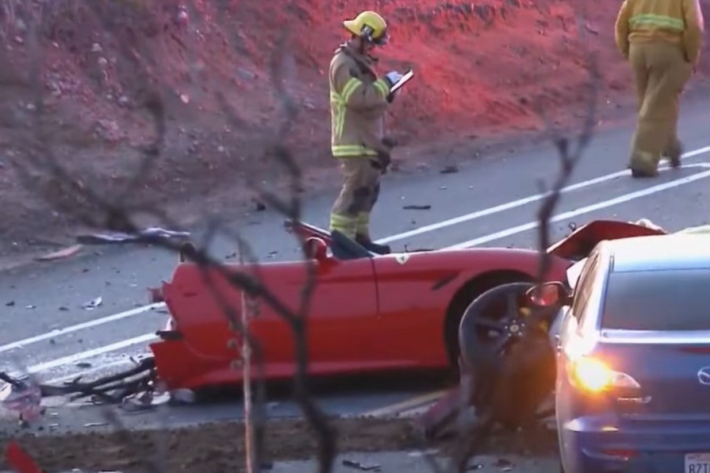 "Ferari" se prepolovio: Vozač izleteo iz vozila, nije mu bilo spasa (VIDEO)