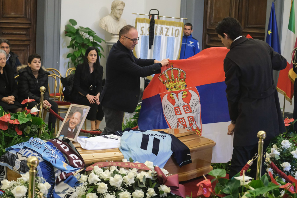 Srednji sin Siniše Mihajlovića i brat Dražen prekrili kovčeg srpskom zastavom (FOTO)