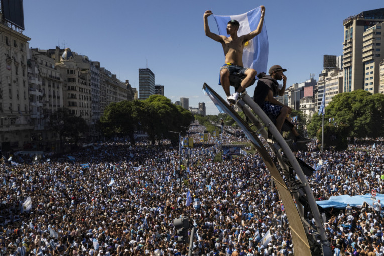Nadrealne scene argentinskog slavlja u Dohi i Buenos Ajresu! Za njih je ovo važnije i od života! (FOTO)