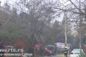Veliki požar u Višnjičkoj banji lokalizovan: Buknuo u potkrovlju kuće, starija osoba se nagutala dima