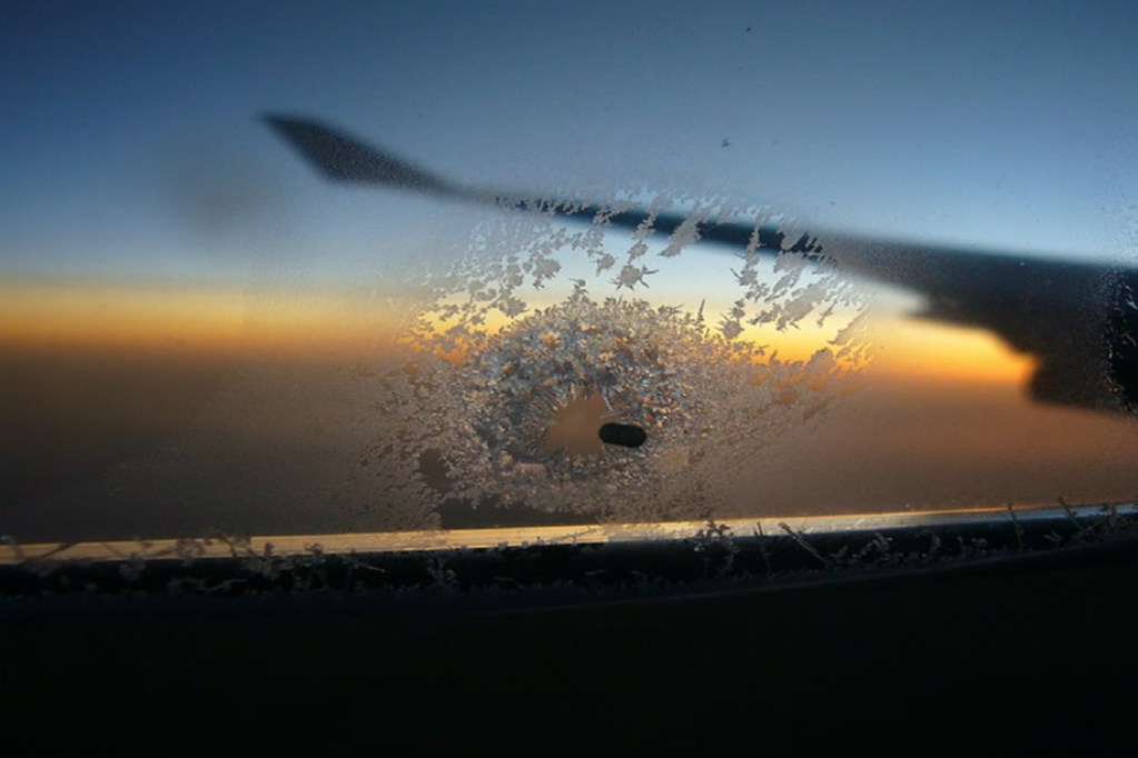 Da li ste videli rupicu na prozoru aviona i znate li čemu ona služi?!