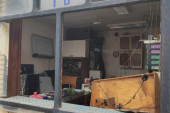Nov incident u Kosovskoj Mitrovici: Polupani izlozi lokala čiji su vlasnici Srbi (FOTO)