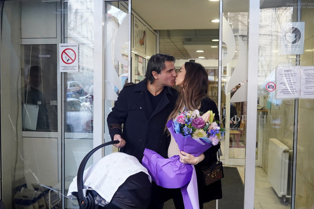 Nenad Jestrović izveo suprugu i sina iz porodilišta! Mimi otkrila na koga mali Nolan liči! Pao i sočan poljubac (FOTO/VIDEO)