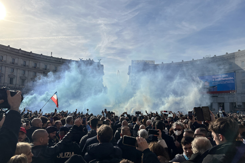Pesma i bakljada Siniši u čast! Nebo se otvorilo, navijači rasplakali sve u Rimu! (FOTO/VIDEO)