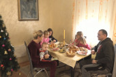 Porodica Kaplarević poštuje sve običaje: Najmlađi poranili da nađu poklone i slatkiše za koje veruju da im je ostavio Sveti Nikola (FOTO)