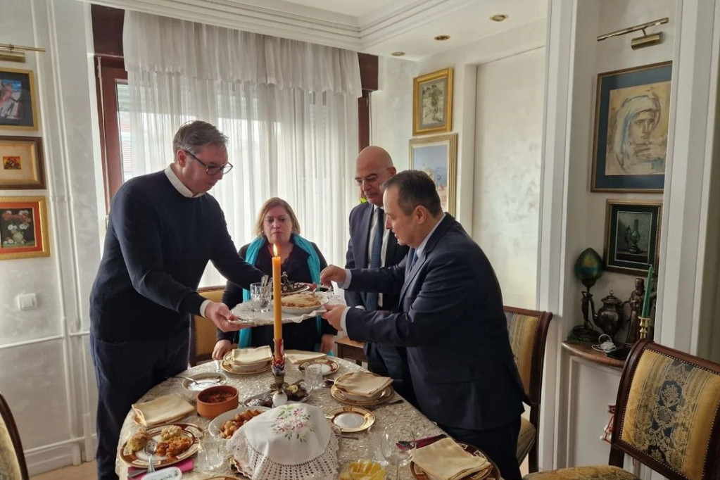Kod predsednika na slavi: Vučić u roditeljskoj kući ugostio srpskog i grčkog ministra Ivicu Dačića i Nikosa Dendijasa