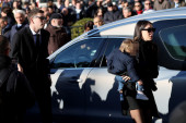 Najemotivniji momenat na Mihinoj sahrani: Pojavila se jednogodišnja unuka - niko nije ostao ravnodušan! (FOTO GALERIJA)
